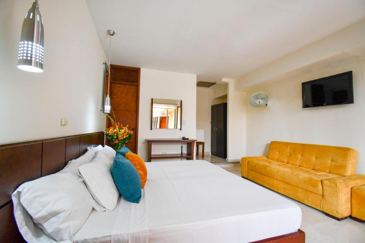 Hotel Monarca Armenia エクステリア 写真