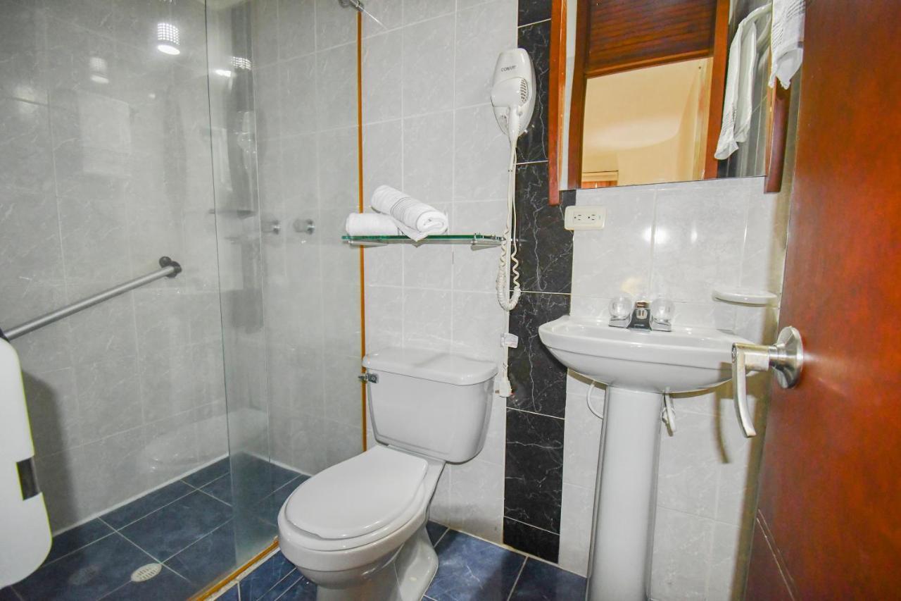 Hotel Monarca Armenia エクステリア 写真